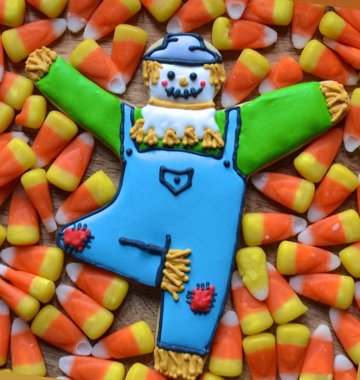 Focus on a scarecrow next time you are in tree pose! :) #treepose #yummiyogi #halloweencookies🎃👻 #yogagift #yogateacher
